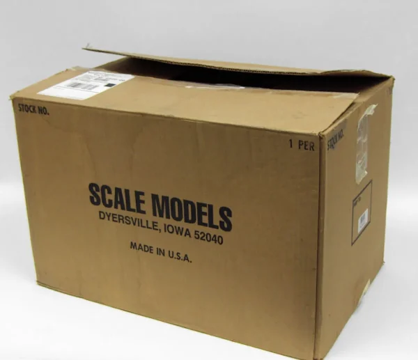 Manufacturer_Scale Models Tractors<1/8 Case IH 856 Narrow Front Sandcast Metal Tractor, Made in the USA