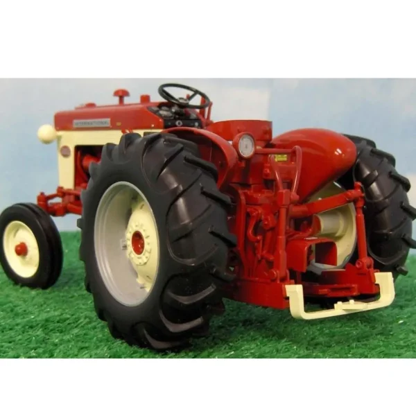 Manufacturer_SpecCast Tractors<1/16 High Detail International 340 Diesel, 2007 Lafayette Farm Toy Show