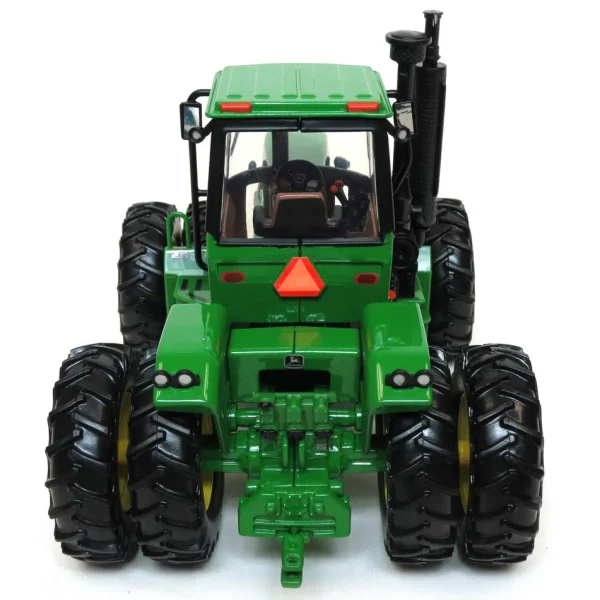 Manufacturer_ERTL Tractors<1/32 John Deere 8650 4WD with Front & Rear Duals, 2016 National Farm Toy Show