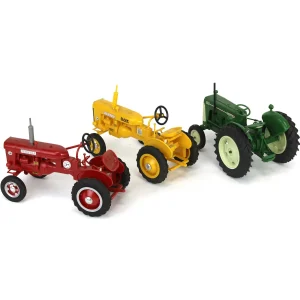 Manufacturer_ERTL Tractors<Lot of (2) Plastic Farmall Tractors and (1) Plastic Oliver Tractor