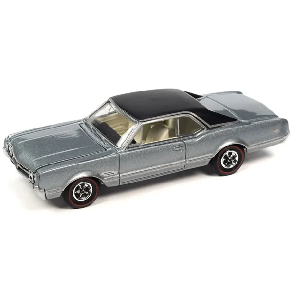Manufacturer_Auto World Cars & Suvs<1/64 Auto World 2023 Release 2B, 1966 Oldsmobile 442, Silver Mist Poly with Flat Black Roof