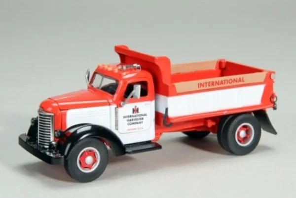 Manufacturer_SpecCast Dump Trucks<(B&D) 1/50 International Harvester KB-8 Dump Truck - Box Damage