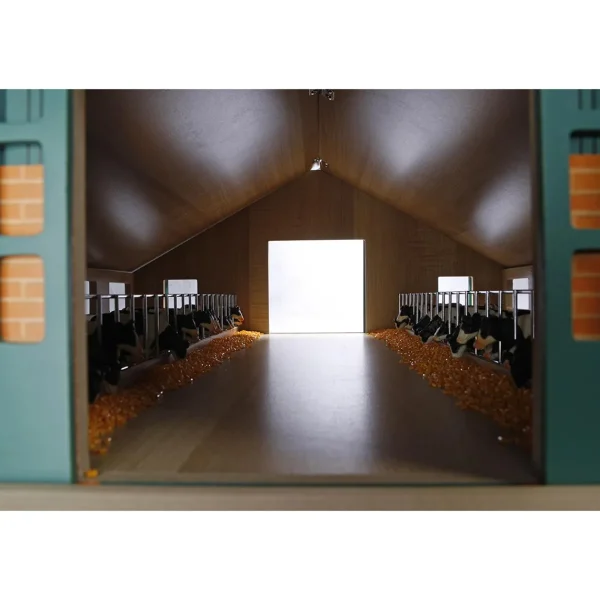 Manufacturer_Universal Hobbies Wooden Barns & Large Accessories<1/32 Deluxe Cattle Barn with Feed Alley