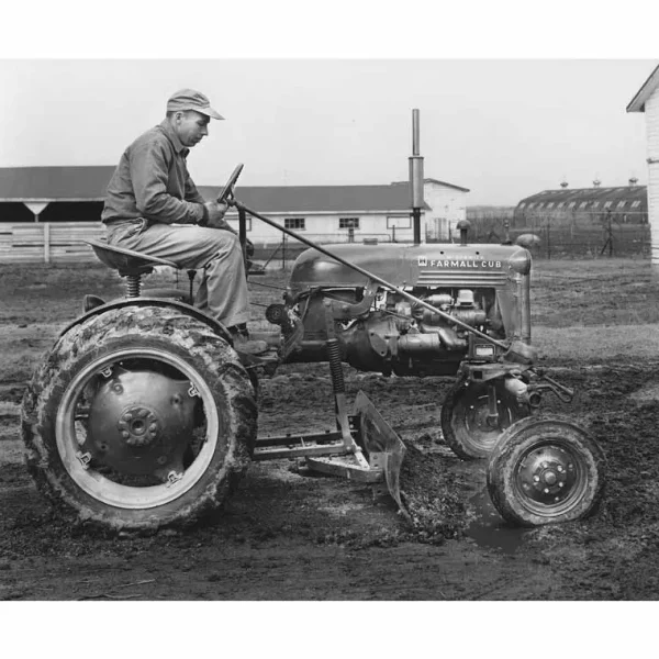 Outback Toys Books, Calendars & Dvds<Farmall Cub Encyclopedia: The Essential Guide to Models, History, Implements, and Repair