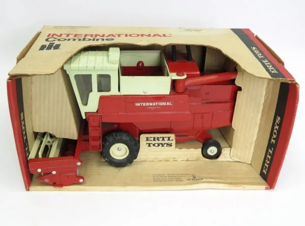 Manufacturer_ERTL Combines & Harvesters<1/24 International 915 Combine w/ Grain Head by ERTL