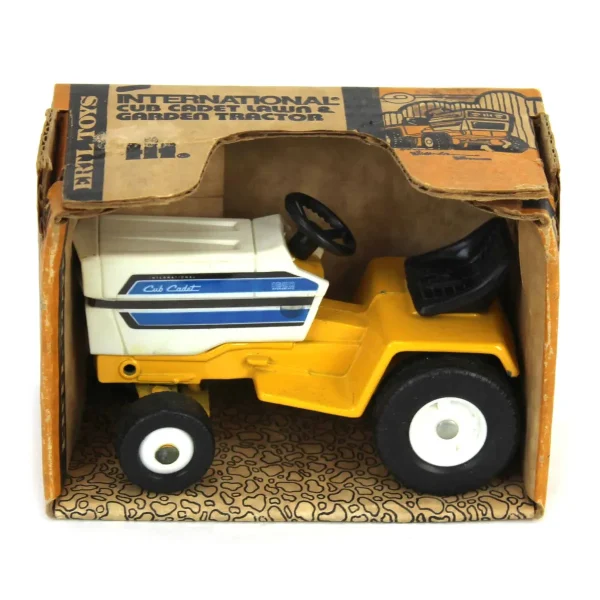 Manufacturer_ERTL Lawn & Garden<1/16 International Cub Cadet 1650 Hydrostatic Lawn and Garden Tractor