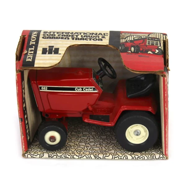 Manufacturer_ERTL Lawn & Garden<1/16 International Harvester 682 Cub Cadet and Garden Tractor, 1st Edition