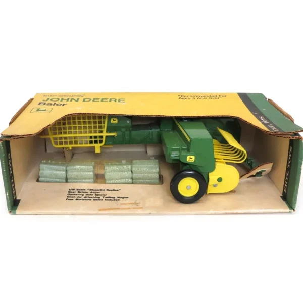 Manufacturer_ERTL Implements<1/16 John Deere Older Style In Line Kick Square Baler