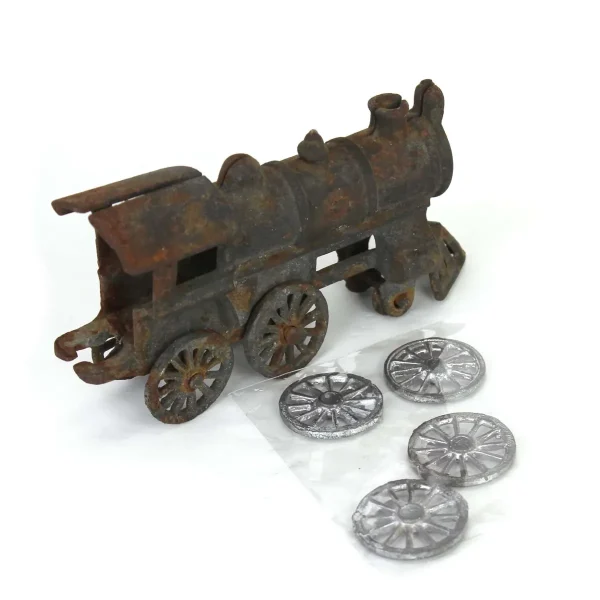 Manufacturer_Other Trains<Lot of (1) Cast Iron Locomotive and (4) Wheels